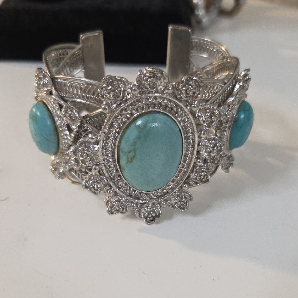 Elegant Silver-Tone Bracelet with Turquoise Accents – Unbranded